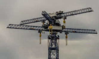 Estrutura composta por múltiplos braços de grua torre interligados