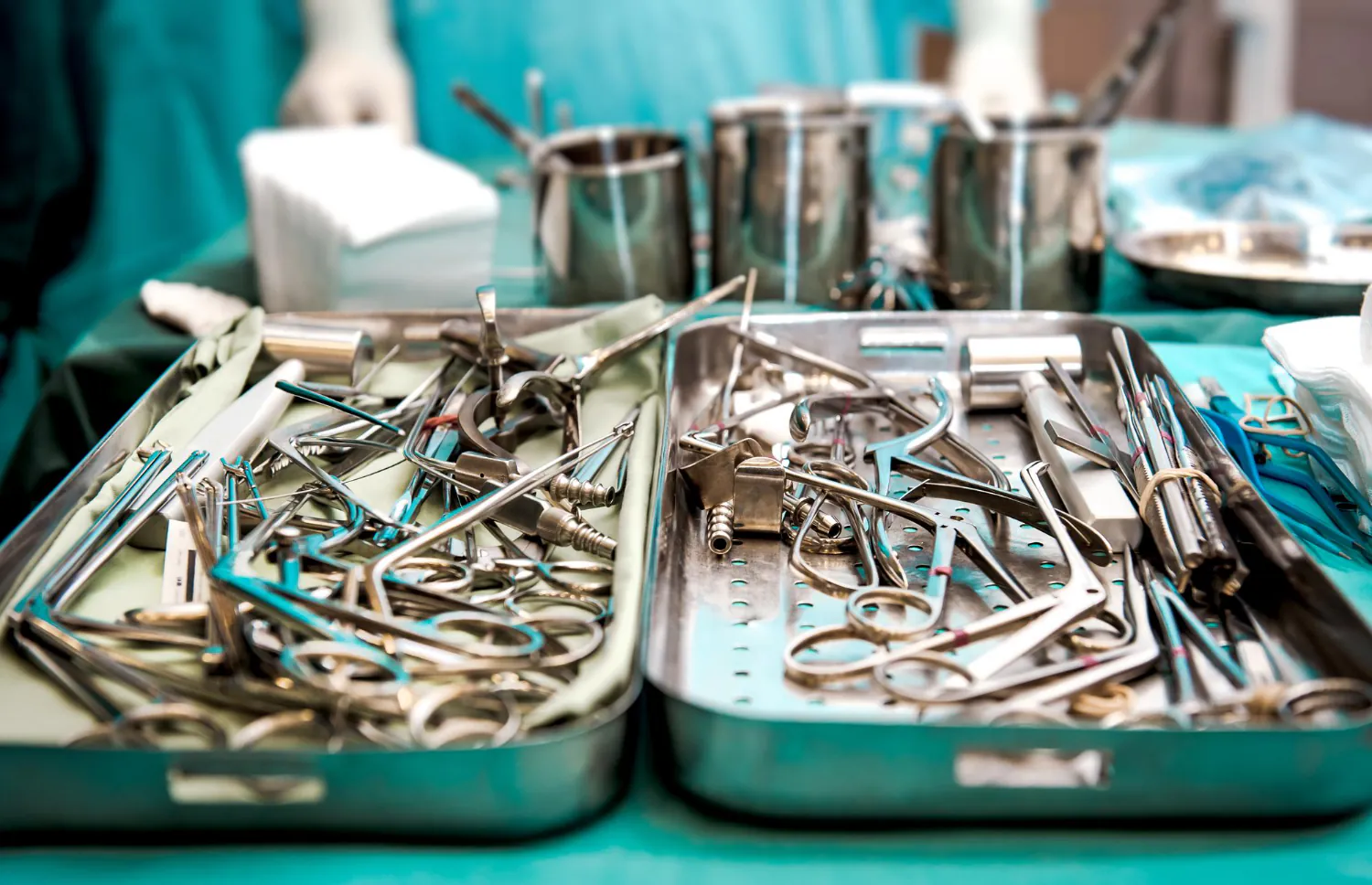 Instrumentais cirúrgicos em aço inoxidável exigem processos rigorosos de acabamento superficial, eletropolimento e passivação.; - Curso Decapagem Passivação Inox