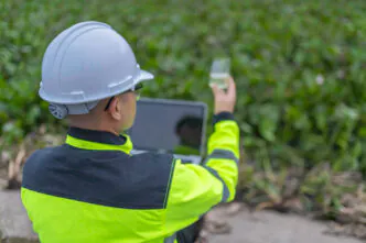 Técnico de meio ambiente analisando parâmetros físico-químicos correlacionados ao impacto odorífero, integrando dados à caracterização sensorial da olfatometria dinâmica.