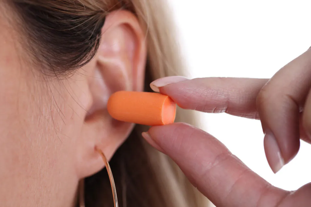 A utilização correta de protetores auriculares em ambientes ruidosos é uma medida simples e eficiente para preservar a saúde auditiva e prevenir perdas irreversíveis.