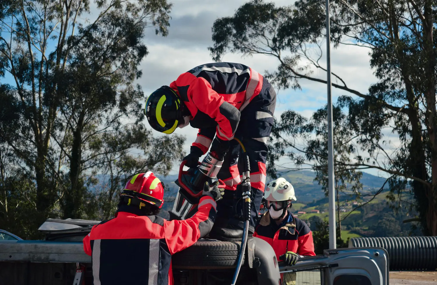 Aplicação de técnicas de extricação veicular: uso de ferramentas hidráulicas em acidente simulado, conforme os requisitos de desempenho técnico exigidos para o nível Technician da NFPA 1006.