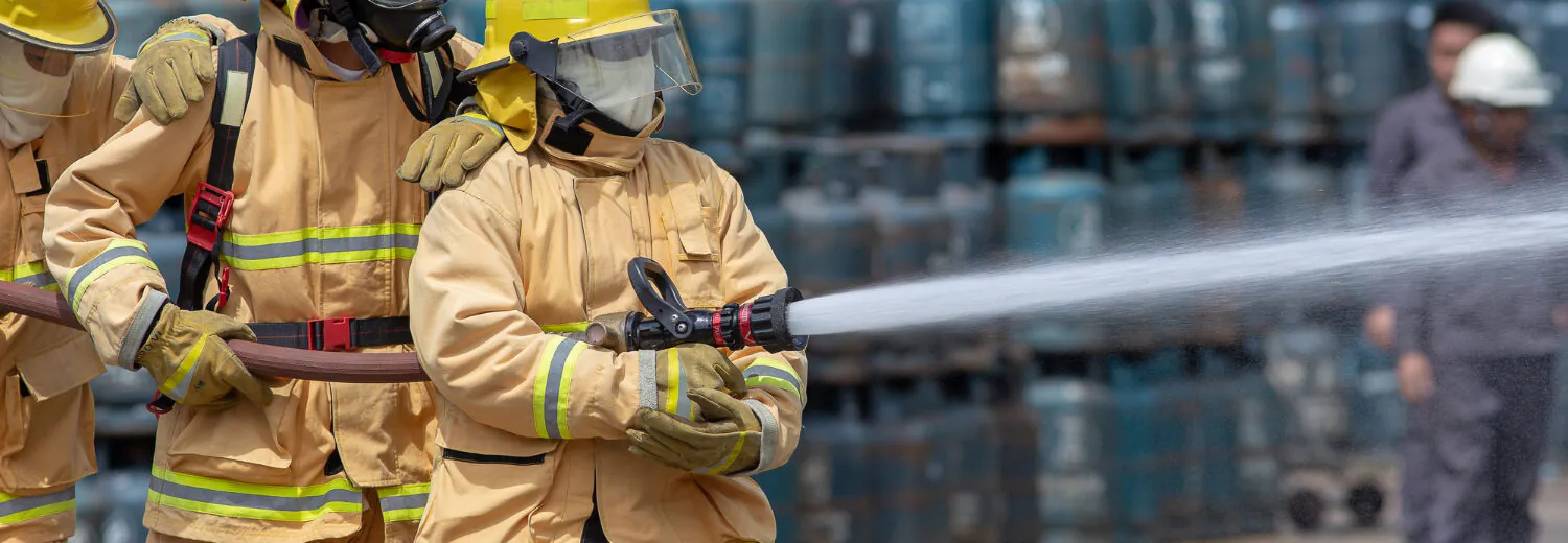 Ação coordenada em área de risco químico: o trabalho em equipe e o uso de EPIs certificados demonstram a aplicação real dos princípios da NFPA 1006 para cenários industriais.