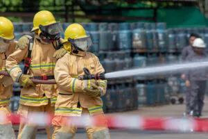 Ação coordenada em área de risco químico: o trabalho em equipe e o uso de EPIs certificados demonstram a aplicação real dos princípios da NFPA 1006 para cenários industriais.