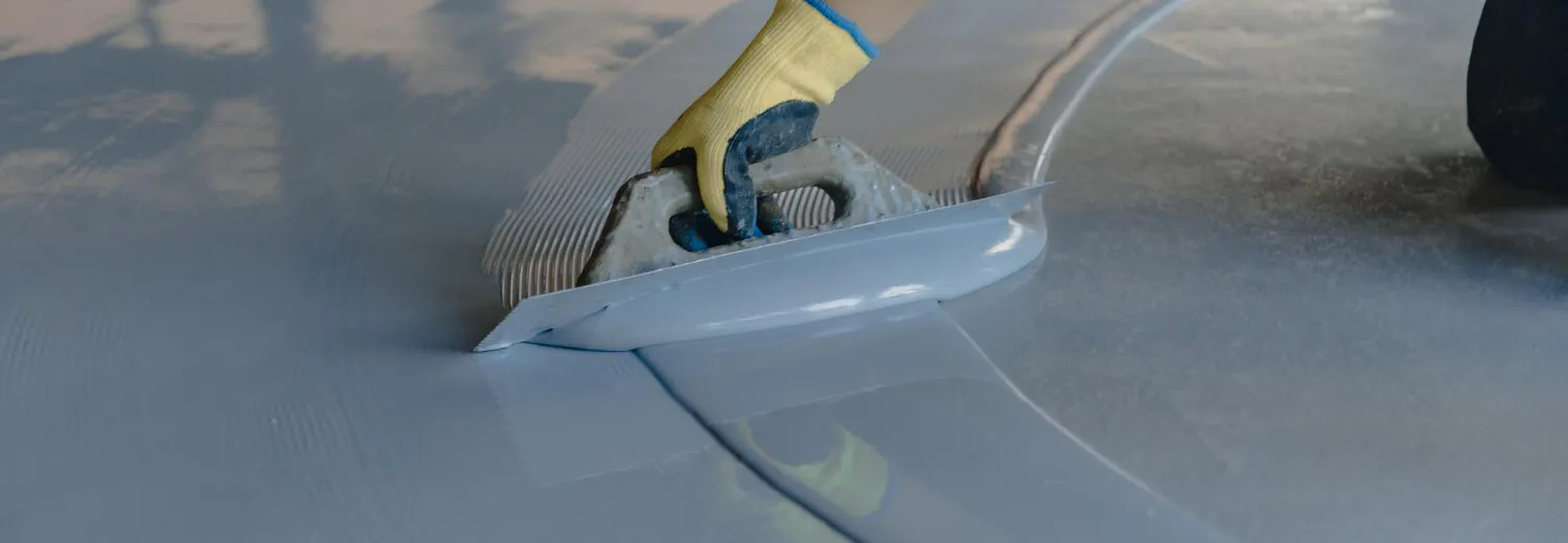 Aplicação de tinta epóxi condutiva em estrutura metálica com pistola airless: controle da espessura, ancoragem da superfície e condutividade são essenciais para garantir desempenho eletrostático em áreas classificadas.
