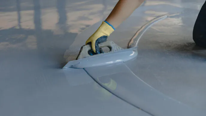Aplicação de tinta epóxi condutiva em estrutura metálica com pistola airless: controle da espessura, ancoragem da superfície e condutividade são essenciais para garantir desempenho eletrostático em áreas classificadas.