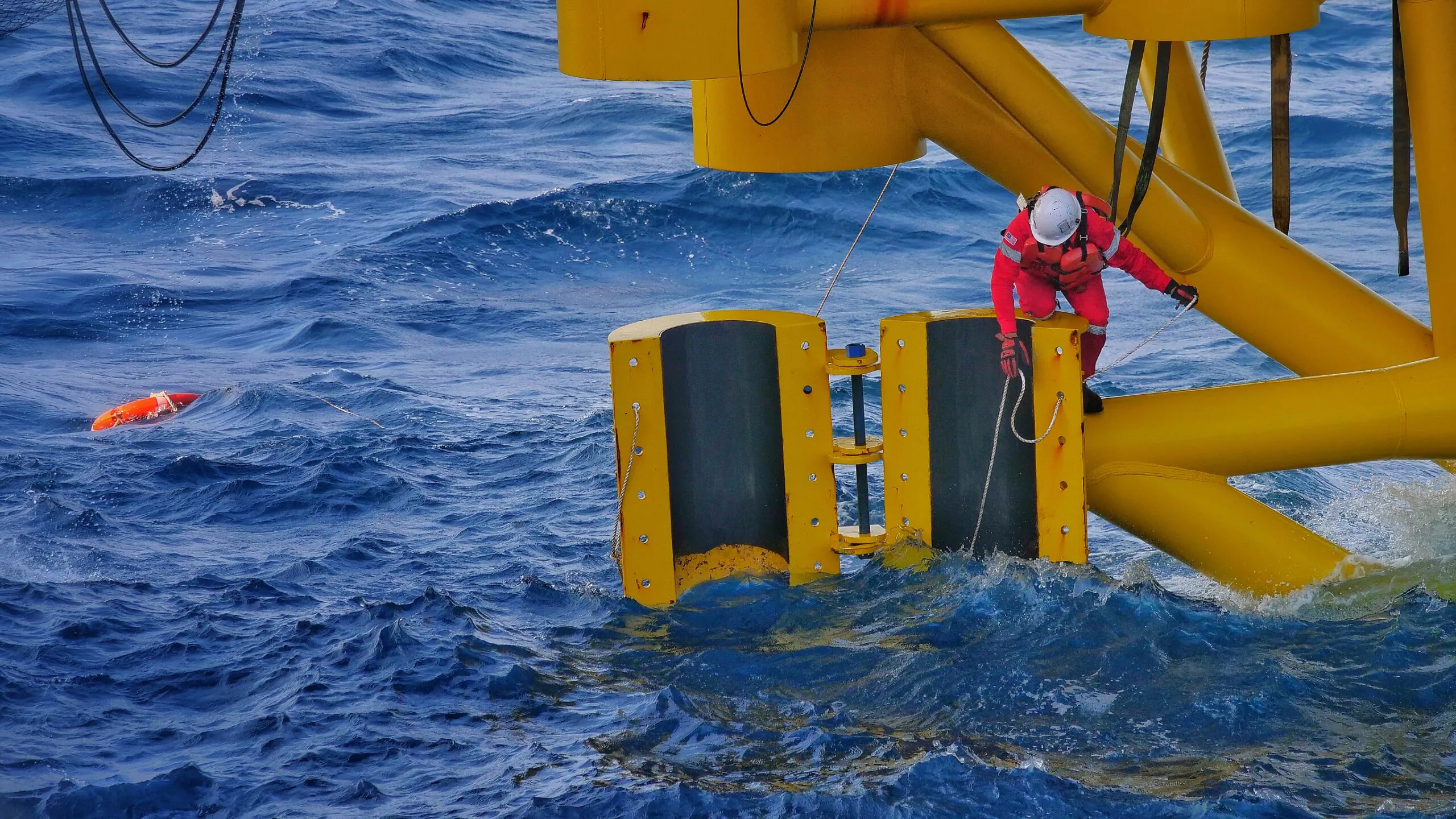 Intervenções em estruturas offshore devem considerar condições climáticas, plano de evacuação aquática e uso de EPIs com flutuabilidade.Curso NR 30 – Segurança