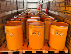 Transporte de líquidos inflamáveis exige sinalização clara, kit de emergência compatível e conformidade com os critérios da classe 3. A ausência de identificação padronizada ou de equipamentos de contenção compromete a segurança e a legalidade da operação.