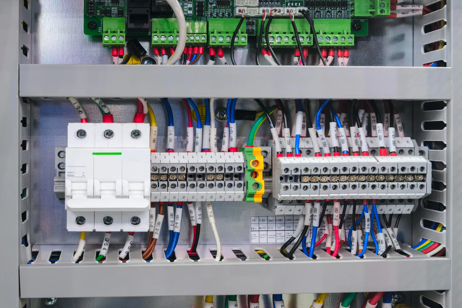 Painel de comando com identificação individual de condutores, barramento de aterramento e dispositivos de proteção modular. A organização e rotulagem seguem boas práticas conforme a NBR 5410 e facilitam manutenção e rastreabilidade.