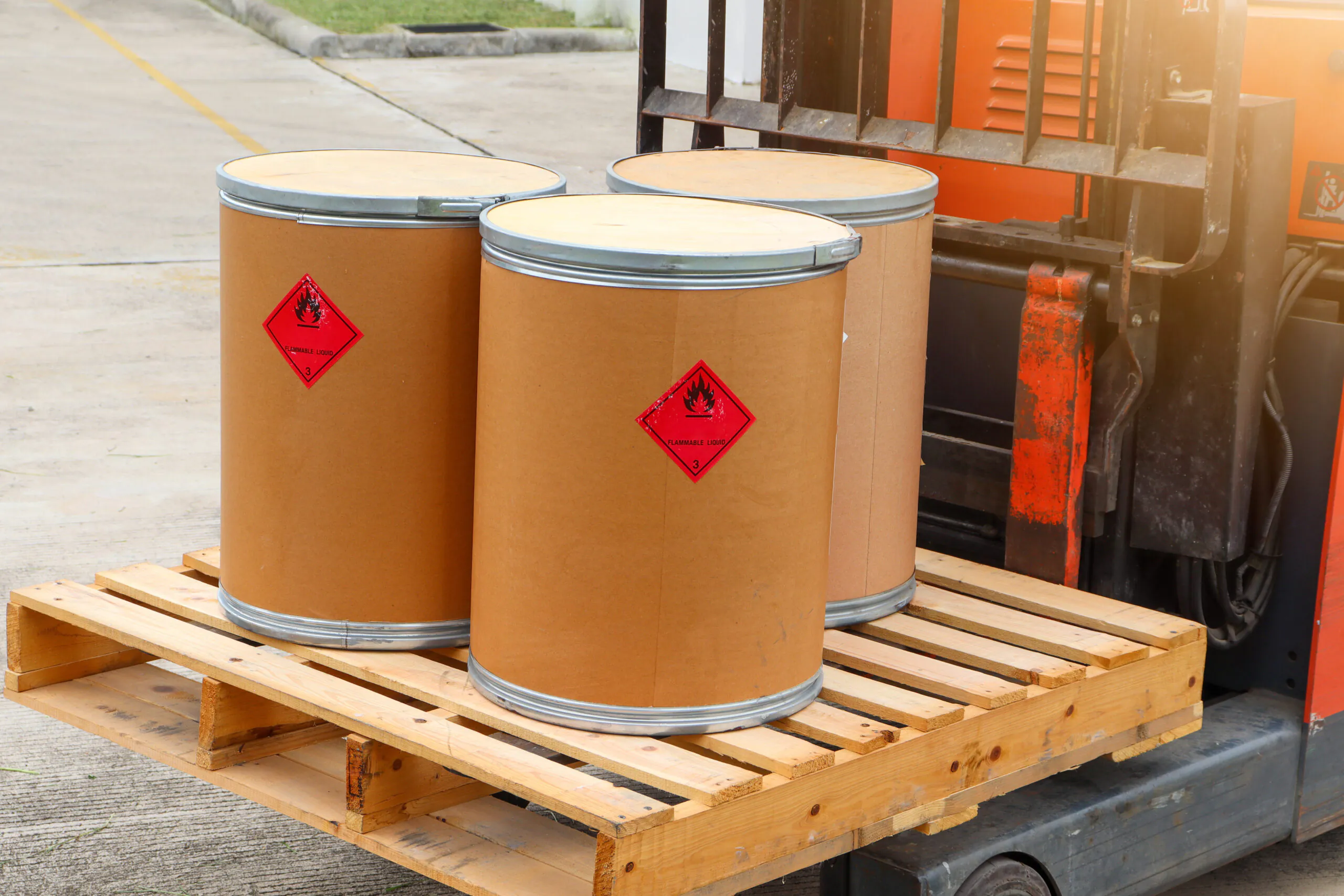 Transporte de líquidos inflamáveis exige sinalização clara, kit de emergência compatível e conformidade com os critérios da classe 3. A ausência de identificação padronizada ou de equipamentos de contenção compromete a segurança e a legalidade da operação.Curso NBR 9735 Equipamentos