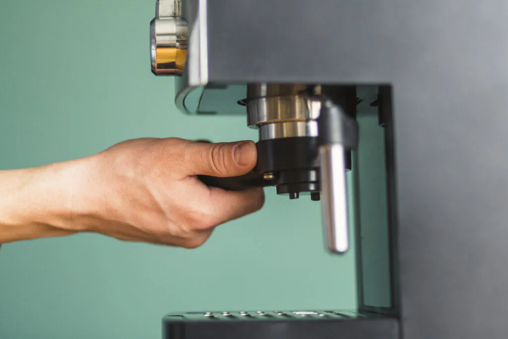 Instalação do porta-filtro em máquina de café expresso semiautomática: procedimento essencial para vedação correta e manutenção da pressão ideal durante a extração. - Curso Manutenção Máquina de Café.