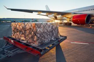 Palete aéreo pronto para embarque: a correta rotulagem, embalagem e fixação de cargas perigosas são exigências mandatórias da IATA para garantir segurança durante o voo e conformidade internacional.