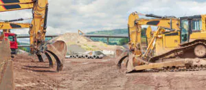 Máquinas de terraplenagem exigem capacitação, análise de risco e aplicação integrada da NR 12, NR 11 e NR 18. Proteção e produtividade caminham juntas.