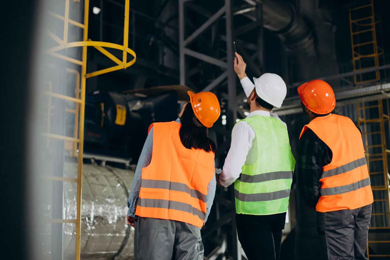 Inspeção de área industrial sob os critérios da OSHA 29 CFR 1910 Subpart S – verificação de energia, acesso e segurança elétrica.