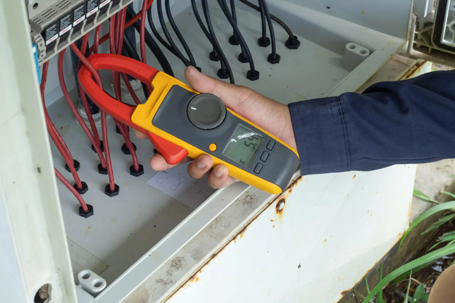 O curso de Inspeção ACFM N1 abrange os fundamentos teóricos e práticos da técnica de Corrente Alternada de Campo Magnético, com objetivo de capacitar participantes na identificação de trincas e falhas em estruturas metálicas.